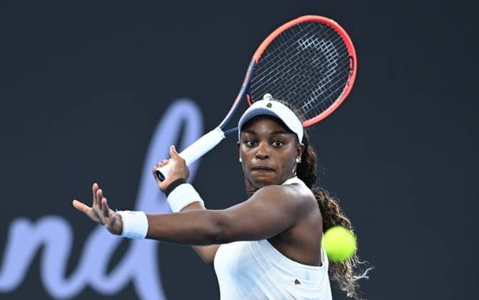 TENNIS BRISBANE INTERNATIONAL, Sloane Stephens of the USA in action against Katerina Siniakova of the Czech Republic during their round 1 match on Day 1 of the 2024 Brisbane International at the Queensland Tennis Centre in Brisbane, unday, December 31, 2023. ( NO ARCHIVING, EDITORIAL USE ONLY, NO USE IN BOOKS WITHOUT CONSENT BRISBANE QUEENSLAND AUSTRALIA  Copyright: xDARRENxENGLANDx 20231231001883551994