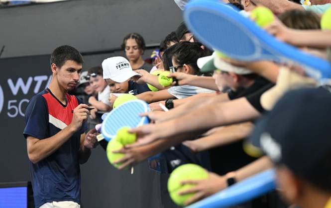 TENNIS BRISBANE INTERNATIONAL, Alexei Popyrin of Australia signs autographs for fans after winning against Christopher O?Connell of Australia during their round 1 match on Day 1 of the 2024 Brisbane International at the Queensland Tennis Centre in Brisbane, unday, December 31, 2023. ( NO ARCHIVING, EDITORIAL USE ONLY, NO USE IN BOOKS WITHOUT CONSENT BRISBANE QUEENSLAND AUSTRALIA  Copyright: xDARRENxENGLANDx 20231231001883575510