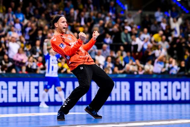 TVB Stuttgart - Rhein-Neckar Löwen Handball: 1. Bundesliga, Herren, Saison 2023 2024, TVB Stuttgart - Rhein-Neckar Löwen, Porsche Arena. Stuttgarts Torwart Silvio Heinevetter jubelt. Stuttgart Porsche Arena Baden-Württemberg Deutschland