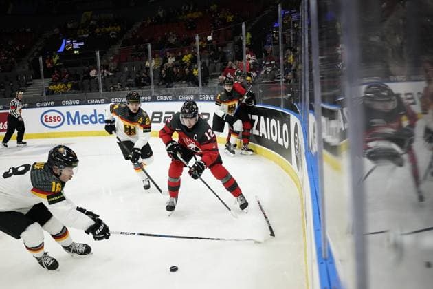 Gothenburg, SWEDEN 20231231 Germany s Luca Hauf and Canadas Fraser Minten during the IIHF World Junior Championship group A Ice hockey, Eishockey match between Canada and Germany at Scandinavium in Gothenburg, Sweden December 31, 2023. Göteborg Sverige x9200x