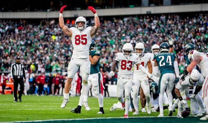 Bilder des Jahres 2023, Sport 12 Dezember Sport Themen der Woche KW52 Sport Bilder des Tages December 31, 2023, Philadelphia, PA, USA: Arizona Cardinals tight end Trey McBride (85) celebrates after James Conner (6) scored the game winning touchdown during the NFL, American Football Herren, USA football matchup between the Arizona Cardinals and the Philadelphia Eagles at Lincoln Financial Field in Philadelphia, Pennsylvania on December 31, 2023. Cal Media Philadelphia USA - ZUMAcs17 20231231_faf_cs17_036 Copyright: xScottxSeriox