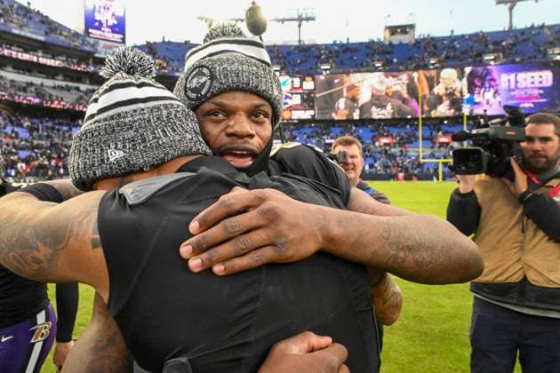Sport Themen der Woche KW52 Sport Bilder des Tages Baltimore Ravens quarterback Lamar Jackson is greeted at midfield after defeating the Miami Dolphins 56-19 to claim the AFC North championship at M&T Bank Stadium in Baltimore, Maryland, on Sunday, December 31, 2023.  BAL20231231119 DAVIDxTULIS