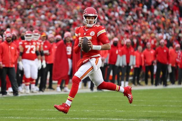 KANSAS CITY, MO - DECEMBER 31: Kansas City Chiefs quarterback Patrick Mahomes (15) rolls out in the first quarter of an NFL, American Football Herren, USA game between the Cincinnati Bengals and Kansas City Chiefs on Dec 31, 2023 at GEHA Field at Arrowhead Stadium in Kansas City, MO. (Photo by Scott Winters Icon Sportswire) NFL: DEC 31 Bengals at Chiefs EDITORIAL USE ONLY Icon2312310665