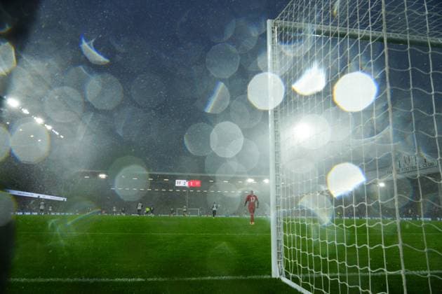 Sport Themen der Woche KW52 Sport Bilder des Tages A hailstorm sweeps across the ground Fulham v Arsenal, Premier League, Football, Craven Cottage, London, UK - 31 Dec 2023 EDITORIAL USE ONLY No use with unauthorised audio, video, data, fixture lists, club league logos or live services. Online in-match use limited to 120 images, no video emulation. No use in betting, games or single club league player publications.  Copyright: xJavierxGarcia Shutterstockx 14277911hk