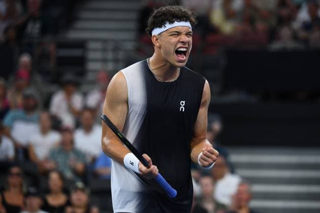 TENNIS BRISBANE INTERNATIONAL, Ben Shelton reacts against Roman Safiullin during their round one match on Day 2 of the 2024 Brisbane International at the Queensland Tennis Centre in Brisbane, Monday, January 1, 2024. NO ARCHIVING, EDITORIAL USE ONLY, NO USE IN BOOKS WITHOUT CONSENT BRISBANE QUEENSLAND AUSTRALIA  Copyright: xJONOxSEARLEx 20240101001883866837