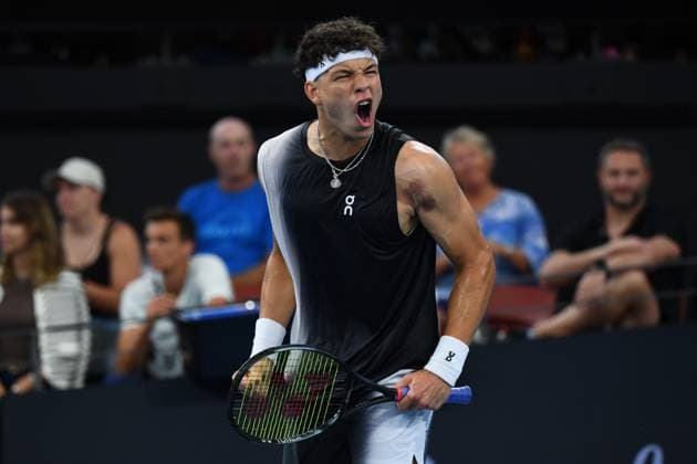 TENNIS BRISBANE INTERNATIONAL, Ben Shelton reacts against Roman Safiullin during their round one match on Day 2 of the 2024 Brisbane International at the Queensland Tennis Centre in Brisbane, Monday, January 1, 2024. NO ARCHIVING, EDITORIAL USE ONLY, NO USE IN BOOKS WITHOUT CONSENT BRISBANE QUEENSLAND AUSTRALIA  Copyright: xJONOxSEARLEx 20240101001883867290