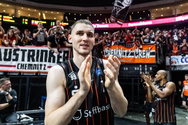 31.12.2023, easyCredit Basketball Bundesliga, BBL, Saison 2023 2024, Herren, Alba Berlin - Niners Chemnitz, Copyright. Alexander Trienitz. Jonas Richter (Niners Chemnitz, No 7) bedankt sichi bei den Fans.