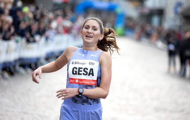 Bilder des Jahres 2023, Sport 12 Dezember Sport Themen der Woche KW52 Sport Bilder des Tages 34. Bitburger-0,0%-Silvesterlauf; Trier, 31.12.2023 Auf der Ziellinie: Gesa Krause (Silvesterlauf Trier); 34. Bitburger-0,0%-Silvesterlauf am 31.12.2023 in der Altstadt in Trier (Rheinland-Pfalz). *** 34 Bitburger 0.0 Silvesterlauf Trier, 31 12 2023 On the finish line Gesa Krause Silvesterlauf Trier 34 Bitburger 0.0 Silvesterlauf on 31 12 2023 in the old town in Trier Rhineland-Palatinate Copyright: xBEAUTIFULxSPORTS R.xSchmittx