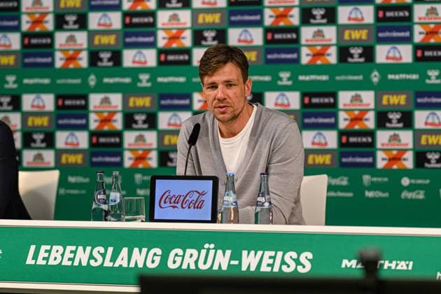 GER, 1.FBL, Werder Bremen Mixzone Jung 02.01.2024, Medienraum, Bremen, GER, 1.FBL, Werder Bremen Mixzone Jung Clemens Fritz (sportlicher Direktor und Leiter Scouting SV Werder Bremen); ; am Podium im Medienraum sitzend während einer Mixed Zone.