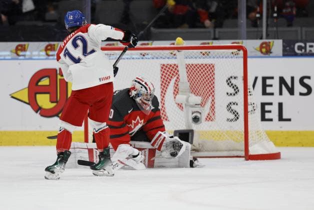 GOTHENBURG, SWEDEN 20240102 Canada s goalkeeper saves a penalty from Matthis Rousseau Czechia s Dominik Rymon ( 12) during the IIHF World Junior Championship Ice hockey, Eishockey quarter final match between Canda and Czech Republic at Scandinavium in Gothenburg, Sweden January 2, 2024. GOTHENBURG SWEDEN x9200x