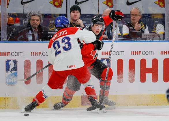 GOTHENBURG, SWEDEN 20240102 Czechia s Tomas Galvas (L) and Canada s Jordan Dumais in action during the IIHF World Junior Championship Ice hockey, Eishockey quarter final match between Canda and Czech Republic at Scandinavium in Gothenburg, Sweden January 2, 2024. GOTHENBURG SWEDEN x9200x