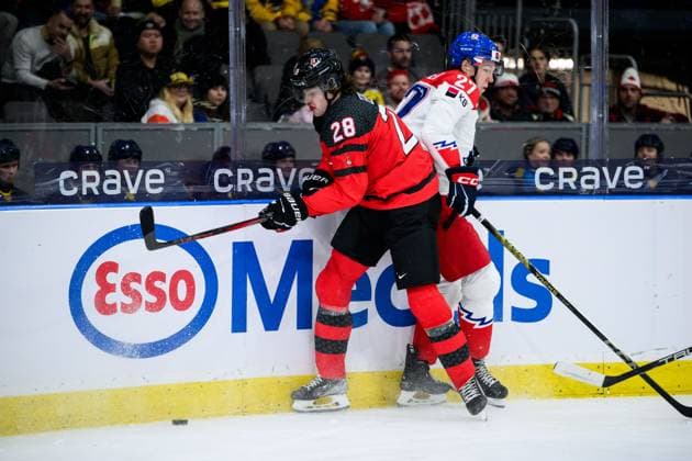 240102 Conor Geekie of Canada and Marek Alscher of Czech Republic during the 2024 IIHF World Junior Championship quarter final between Canada and Czech Republic on January 2, 2024 in Gothenburg. Photo: Jesper Zerman BILDBYRAN kod JZ JZ0479 ishockey Ice hockey, Eishockey jvm junior-vm u20 2024 iihf world junior championship world juniors canada kanada tjeckien czech republic bbeng Copyright: JESPERxZERMAN BB240102JZ061