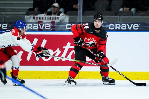240102 Matej Mastalirsky of Czech Republic and Denton Mateychuk of Canada during the 2024 IIHF World Junior Championship quarter final between Canada and Czech Republic on January 2, 2024 in Gothenburg. Photo: Jesper Zerman BILDBYRAN kod JZ JZ0479 ishockey Ice hockey, Eishockey jvm junior-vm u20 2024 iihf world junior championship world juniors canada kanada tjeckien czech republic bbeng Copyright: JESPERxZERMAN BB240102JZ099