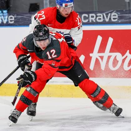 GOTHENBURG, SWEDEN 20240102 Canada s Fraser Minten ( 12) and Czechia s Marek Alscher ( 27) in action during the IIHF World Junior Championship Ice hockey, Eishockey quarter final match between Canda and Czech Republic at Scandinavium in Gothenburg, Sweden January 2, 2024. GOTHENBURG SWEDEN x9200x