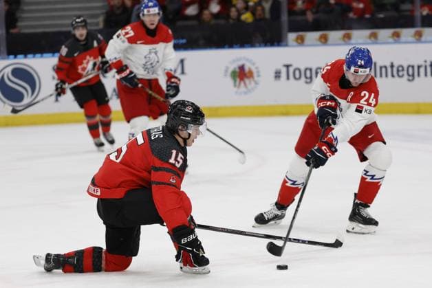 GOTHENBURG, SWEDEN 20240102 Canada s Matthew Poitras ( 15) and Czechia s Matyas Sapovaliv ( 24) in action during the IIHF World Junior Championship Ice hockey, Eishockey quarter final match between Canda and Czech Republic at Scandinavium in Gothenburg, Sweden January 2, 2024. GOTHENBURG SWEDEN x9200x
