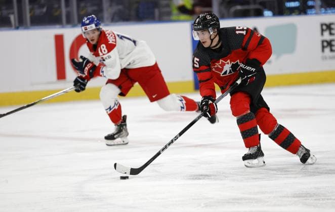 GOTHENBURG, SWEDEN 20240102 Canada s Matthew Poitras (R) is chased by Czech Matej Mastalirsky during the IIHF World Junior Championship Ice hockey, Eishockey quarter final match between Canda and Czech Republic at Scandinavium in Gothenburg, Sweden January 2, 2024. GOTHENBURG SWEDEN x9200x