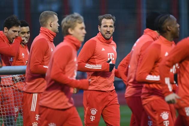 Sport Themen der Woche KW01 Sport Bilder des Tages Auflauf:HARRY KANE (BAYERN MUENCHEN),Mitte Training FC Bayern Muenchen auf dem Trainingsgelaende an der Saebener Strasse am 02.01.2024. Fussball 1. Bundesliga,Saison 2023 2024 *** crowd HARRY KANE BAYERN MUENCHEN ,middle training FC Bayern Muenchen on the training ground at Saebener Strasse on 02 01 2024 Soccer 1 Bundesliga,season 2023 2024