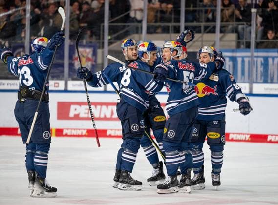 Sport Themen der Woche KW01 Sport Bilder des Tages Die Muenchner bejubeln mit Chris DeSousa (EHC Red Bull Muenchen, 82) dessen Tor zum 1:0. EHC Red Bull Muenchen gegen Adler Mannheim, Eishockey, DEL, 34. Spieltag, Saison 2023 2024, 02.01.2024. EHC Red Bull Muenchen gegen Adler Mannheim, Eishockey, DEL, 34. Spieltag, Saison 2023 2024, 02.01.2024. Muenchen *** Munich celebrate with Chris DeSousa EHC Red Bull Muenchen, 82 his goal for 1 0 EHC Red Bull Muenchen vs Adler Mannheim, Ice Hockey, DEL, Matchday 34, Season 2023 2024, 02 01 2024 EHC Red Bull Muenchen vs Adler Mannheim, Ice Hockey, DEL, Matchday 34, Season 2023 2024, 02 01 2024 Muenchen Copyright: xEibner-Pressefoto HeikexFeinerx EP_HFR