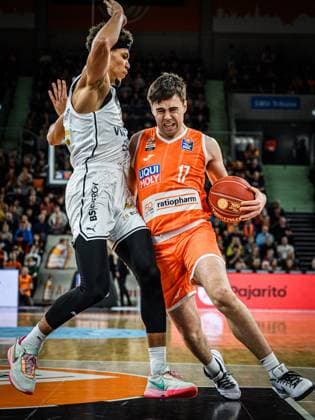 Sport Themen der Woche KW01 Sport Bilder des Tages 02.01.2024, ratiopharm Arena, Germany, Neu Ulm, ratiopharm ulm vs Basketball Loewen Braunschweig - Basketball Bundesliga, Brandon Tischler (Basketball Loewen Braunschweig) und Juan Nunez (ratiopharm ulm) im Zweikampf (Foto H. Langer) ratiopharm Arena Neu Ulm Germany *** 02 01 2024, ratiopharm Arena, Germany, Neu Ulm, ratiopharm ulm vs Basketball Loewen Braunschweig Basketball Bundesliga, Brandon Tischler Basketball Loewen Braunschweig and Juan Nunez ratiopharm ulm in a duel Photo H Langer ratiopharm Arena Neu Ulm Germany 541_ULMLOW20240102_027 Langer-541