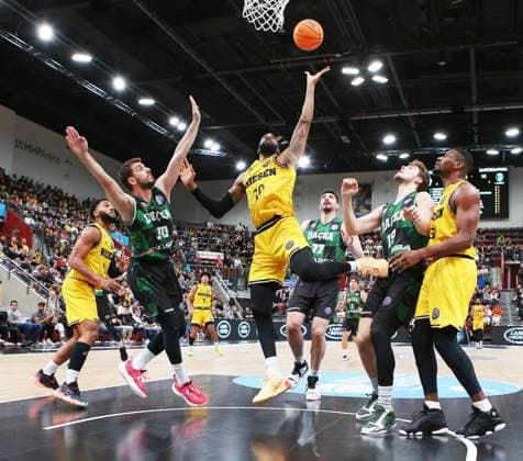 Sport Themen der Woche KW01 Sport Bilder des Tages 02.01.2024, Deutschland, Ludwigsburg, Basketball Champions League, MHP Riesen Ludwigsburg vs. Darüssafaka Lassa, v.l. Dora Doruk (DSK), Elijah Childs (MHP) *** 02 01 2024, Germany, Ludwigsburg, Basketball Champions League, MHP Riesen Ludwigsburg vs Darüssafaka Lassa, v l Dora Doruk DSK , Elijah Childs MHP