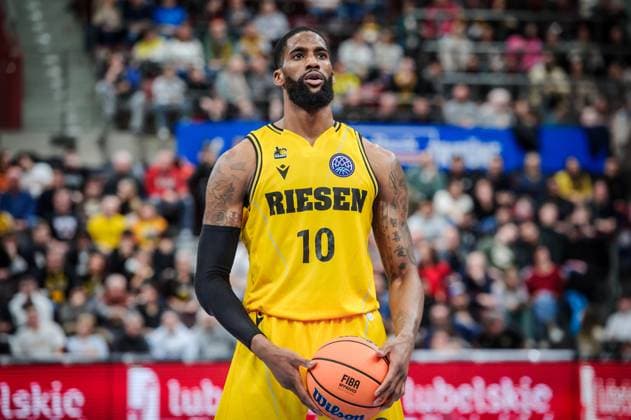 Elijah Childs (MHP Riesen Ludwigsburg, 10), konzentriert vor Freiwurf MHP RIESEN Ludwigsburg - Daruessafaka Lassa, Basketball, Basketball Champions League, Saison 2023 24, 02.01.2024, Ludwigsburg (MHPArena), DEU MHP RIESEN Ludwigsburg - Daruessafaka Lassa, 02.01.2024, Ludwigsburg (MHPArena), DEU Ludwigsburg Copyright: xSandyxDinkelackerx EP_SDR