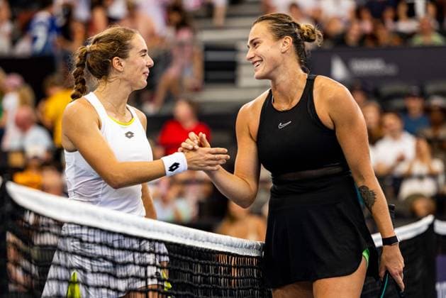 Sport Themen der Woche KW01 Sport Bilder des Tages Aryna Sabalenka and Lucia Bronzetti shake hands during the Round of 32 Brisbane international 3rd January 2024 Brisbane International Tennis Tournament, Day Four, Queensland Tennis Centre, Brisbane, Australia - 03 Jan 2024  Copyright: xBenxSymons Shutterstockx 14282838er