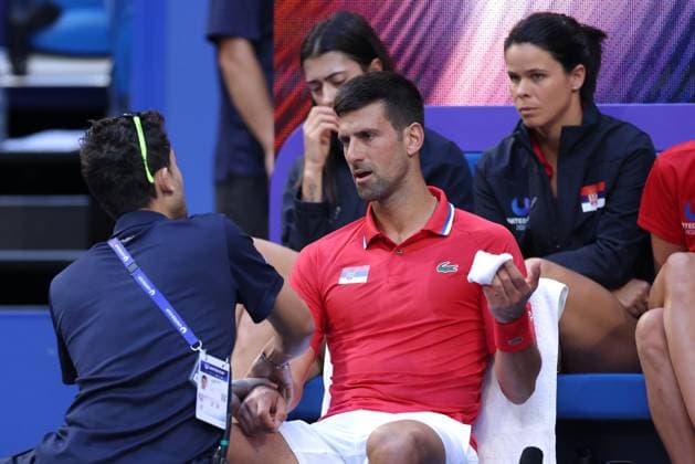 Sport Themen der Woche KW01 Sport Bilder des Tages TENNIS UNITED CUP PERTH, Novak Djokovic of Serbia receives medical attention to his wrist during his match against Alex De Minaur of Australia during their quarterfinal match of the 2024 United Cup at RAC Arena in Perth, Wednesday, January 3, 2024. ( NO ARCHIVING, EDITORIAL USE ONLY, NO USE IN BOOKS WITHOUT CONSENT PERTH WESTERN AUSTRALIA AUSTRALIA  Copyright: xRICHARDxWAINWRIGHTx 20240103001884417241