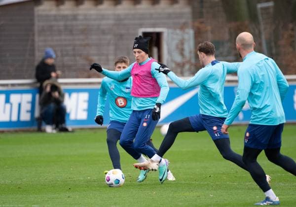 Fussball, Herren, Saison 2023 24, 2. Bundesliga, Hertha BSC, Training, v.l. Gustav Christensen (Hertha BSC), Palko Dardai (Hertha BSC), Pascal Klemens (Hertha BSC), Toni Leistner (Hertha BSC), 03.01. 2024,