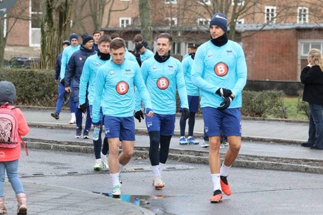 DEU, DFL, 2. FBL Hertha BSC, Training, 03.01.2024, Sportforum, Berlin, DEU, DFL, 2. FBL Hertha BSC, Training, im Bild Hertha-Spielerkreis, Jonjoe Kenny (Hertha BSC Berlin 16), Peter Pekarik (Hertha BSC Berlin 2), Haris Tabakovic (Hertha BSC Berlin 25) DFL - regulations prohibit any use of Photographs as image sequences and or quasi-video Foto: Juergen Engler nordphoto GmbH