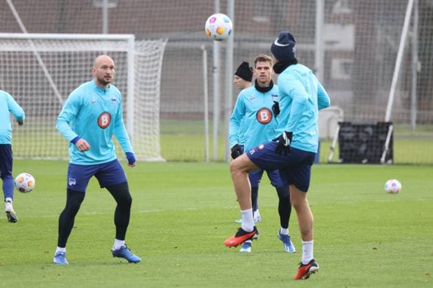 DEU, DFL, 2. FBL Hertha BSC, Training, 03.01.2024, Sportforum, Berlin, DEU, DFL, 2. FBL Hertha BSC, Training, im Bild Toni Leistner (Hertha BSC Berlin 37), Florian Niederlechner (Hertha BSC Berlin 7), Haris Tabakovic (Hertha BSC Berlin 25) DFL - regulations prohibit any use of Photographs as image sequences and or quasi-video Foto: Juergen Engler nordphoto GmbH