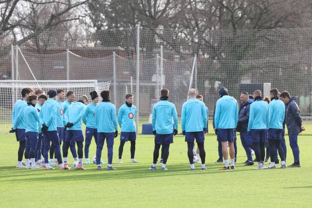 DEU, DFL, 2. FBL Hertha BSC, Training, 03.01.2024, Sportforum, Berlin, DEU, DFL, 2. FBL Hertha BSC, Training, im Bild Cheftrainer Pal Dardai (Hertha BSC Berlin), Hertha-Spielerkreis DFL - regulations prohibit any use of Photographs as image sequences and or quasi-video Foto: Juergen Engler nordphoto GmbH