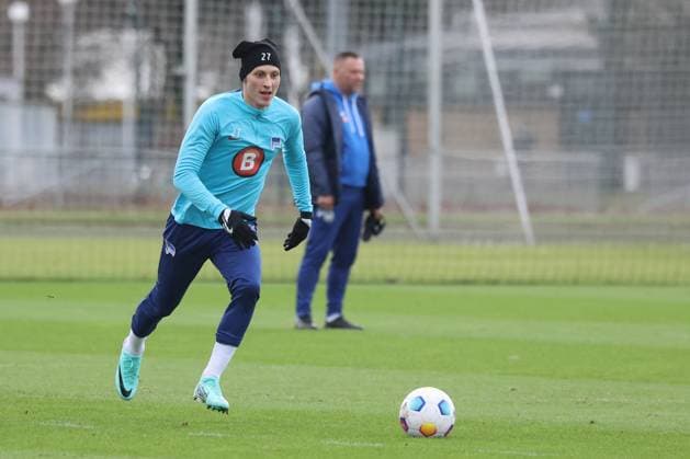 DEU, DFL, 2. FBL Hertha BSC, Training, 03.01.2024, Sportforum, Berlin, DEU, DFL, 2. FBL Hertha BSC, Training, im Bild Palko Dardai (Hertha BSC Berlin 27), Cheftrainer Pal Dardai (Hertha BSC Berlin) DFL - regulations prohibit any use of Photographs as image sequences and or quasi-video Foto: Juergen Engler nordphoto GmbH