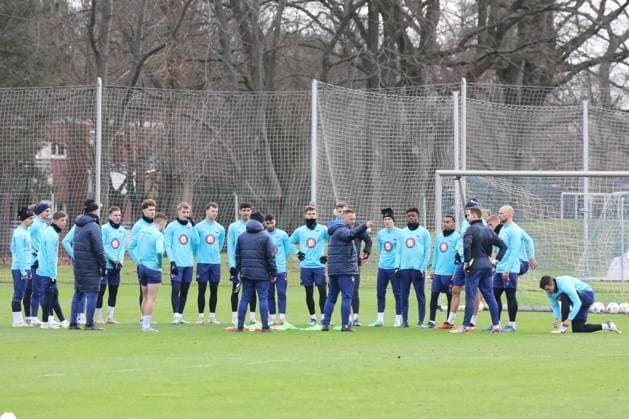 DEU, DFL, 2. FBL Hertha BSC, Training, 03.01.2024, Sportforum, Berlin, DEU, DFL, 2. FBL Hertha BSC, Training, im Bild Cheftrainer Pal Dardai (Hertha BSC Berlin), Hertha-Spielerkreis DFL - regulations prohibit any use of Photographs as image sequences and or quasi-video Foto: Juergen Engler nordphoto GmbH