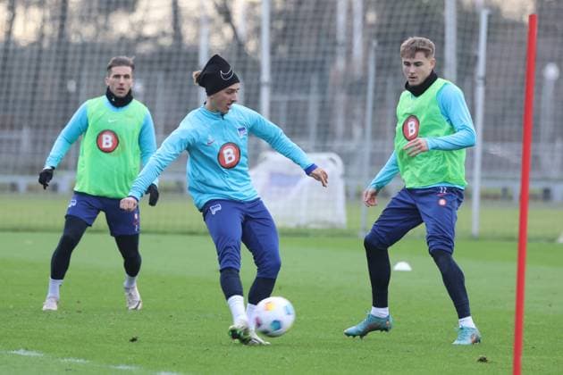 DEU, DFL, 2. FBL Hertha BSC, Training, 03.01.2024, Sportforum, Berlin, DEU, DFL, 2. FBL Hertha BSC, Training, im Bild Michat Karbownik (Hertha BSC Berlin 6), Marten Winkler (Hertha BSC Berlin 22) DFL - regulations prohibit any use of Photographs as image sequences and or quasi-video Foto: Juergen Engler nordphoto GmbH
