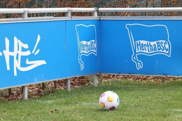 DEU, DFL, 2. FBL Hertha BSC, Training, 03.01.2024, Sportforum, Berlin, DEU, DFL, 2. FBL Hertha BSC, Training, im Bild Herthaecke, Ball DFL - regulations prohibit any use of Photographs as image sequences and or quasi-video Foto: Juergen Engler nordphoto GmbH