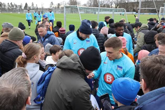 DEU, DFL, 2. FBL Hertha BSC, Training, 03.01.2024, Sportforum, Berlin, DEU, DFL, 2. FBL Hertha BSC, Training, im Bild Hertha-Spieler bei den Hertha-BSC Fans, Jonjoe Kenny (Hertha BSC Berlin 16), Haris Tabakovic (Hertha BSC Berlin 25), Cheftrainer Pal Dardai (Hertha BSC Berlin) DFL - regulations prohibit any use of Photographs as image sequences and or quasi-video Foto: Juergen Engler nordphoto GmbH