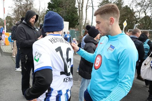 DEU, DFL, 2. FBL Hertha BSC, Training, 03.01.2024, Sportforum, Berlin, DEU, DFL, 2. FBL Hertha BSC, Training, im Bild Hertha-Spieler bei den Hertha-BSC Fans, Jonjoe Kenny (Hertha BSC Berlin 16) DFL - regulations prohibit any use of Photographs as image sequences and or quasi-video Foto: Juergen Engler nordphoto GmbH