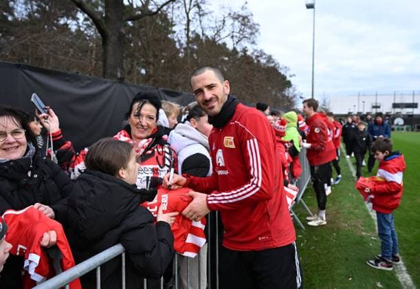Fussball, Herren, Saison 2023 2024, 1. Bundesliga, 1. FC Union Berlin, Training, Leonardo Bonucci (1. FC Union Berlin) bei den Fans, 03.01. 2024, Copyright: xMatthiasxKochx