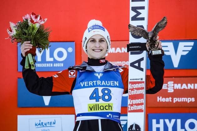 Bilder des Jahres 2024, Sport 01 Januar Sport Themen der Woche KW01 Sport Bilder des Tages Ski jumping, Skispringen, Ski, nordisch - FIS WC Villach VILLACH,AUSTRIA,03.JAN.24 - NORDIC SKIING, SKI JUMPING - FIS World Cup, normal hill, ladies, award ceremony. Image shows the rejoicing of Eva Pinkelnig (AUT). Keywords: trophy.  GEPAxpictures xMaticxKlansek