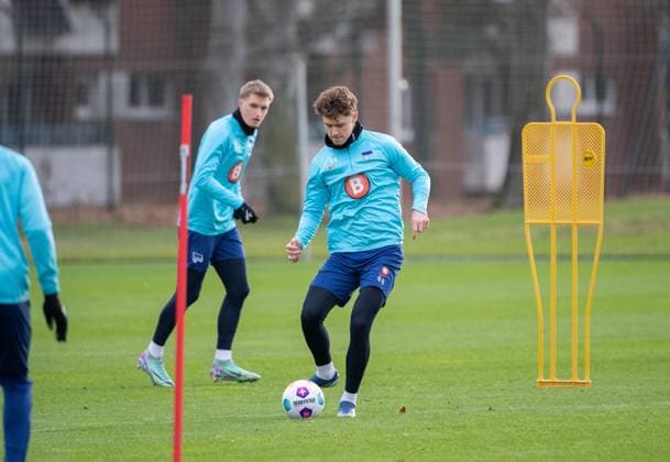 Fussball, Herren, Saison 2023 24, 2. Bundesliga, Hertha BSC, Training, v.l. Tony Rölke (Hertha BSC), Linus Gechter (Hertha BSC), 03.01. 2024,