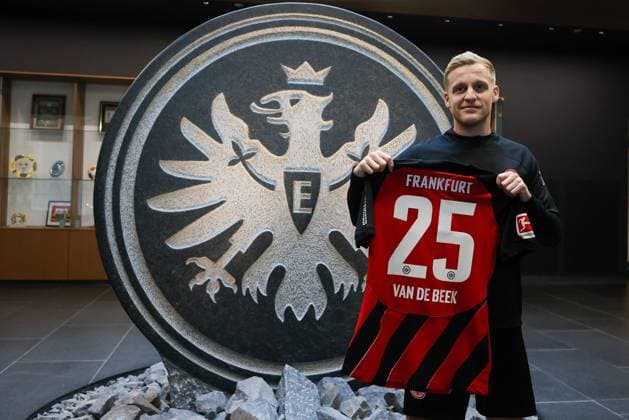 Sport Themen der Woche KW01 Sport Bilder des Tages Frankfurt am Main am 3. Januar 2024 Pressekonferenz Eintracht Frankfurt mit Neuzugang Donny van de Beek (Eintracht Frankfurt) v.l., angekommen in Frankfurt Neuzugang Donny van de Beek (Eintracht Frankfurt), mit Trikot, leihe bis 2025 *** Frankfurt am Main on January 3, 2024 Press conference Eintracht Frankfurt with new signing Donny van de Beek Eintracht Frankfurt v l , arrived in Frankfurt New signing Donny van de Beek Eintracht Frankfurt , with jersey, on loan until 2025 Copyright: JoaquimxFerreira