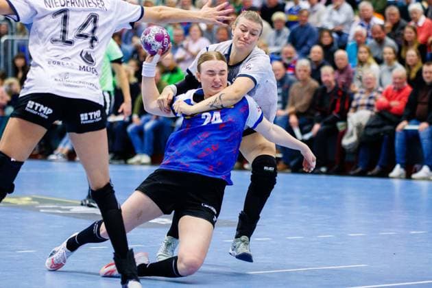 Sport Themen der Woche KW01 Sport Bilder des Tages v.l. Malina Marie Michalczik (HSG Blomberg-Lippe, 24), Sara Ronningen (Thueringer HC, 10) GER, HSG Blomberg-Lippe vs. Thueringer HC, Handball, 1. Bundesliga Frauen, 11. Spieltag, Spielzeit 2023 2024, 03.01.2024 GER, HSG Blomberg-Lippe vs. Thueringer HC, Handball, 1. Bundesliga Frauen, 11. Spieltag, Spielzeit 2023 2024, 03.01.2024 Blomberg *** v l Malina Marie Michalczik HSG Blomberg Lippe, 24 , Sara Ronningen Thueringer HC, 10 GER, HSG Blomberg Lippe vs Thueringer HC, Handball, 1 Bundesliga Women, Matchday 11, Season 2023 2024, 03 01 2024 GER, HSG Blomberg Lippe vs Thueringer HC, Handball, 1 Bundesliga Women, Matchday 11, Season 2023 2024, 03 01 2024 Blomberg Copyright: xEibner-Pressefotox xJanxStrohdiekx EP_JSK
