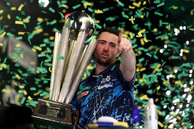 Bilder des Jahres 2024, Sport 01 Januar Sport Themen der Woche KW01 3rd January 2024, Alexandra Palace, London, England; 2023 24 PDC Paddy Power World Darts Championships Day 16, Final; Luke Humphries celebrates with The Sid Waddell Trophy  ActionPlus12594374 ShaunxBrooks