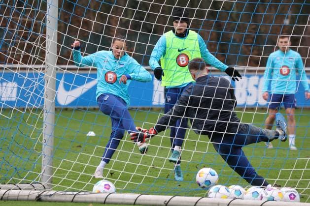 DEU, DFL, 2. FBL Hertha BSC, Training, 04.01.2024, Sportforum, Berlin, DEU, DFL, 2. FBL Hertha BSC, Training, im Bild Derry Scherhant (Hertha BSC Berlin 39), Marius Gersbeck (Hertha BSC Berlin 35), Gustav Christensen (Hertha BSC Berlin 26) DFL - regulations prohibit any use of Photographs as image sequences and or quasi-video Foto: Juergen Engler nordphoto GmbH