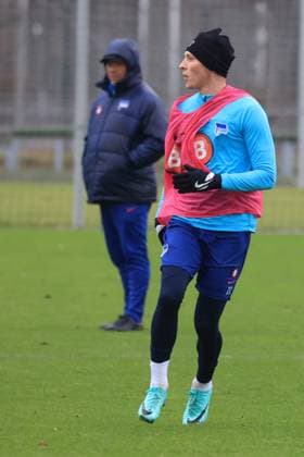 DEU, DFL, 2. FBL Hertha BSC, Training, 04.01.2024, Sportforum, Berlin, DEU, DFL, 2. FBL Hertha BSC, Training, im Bild Palko Dardai (Hertha BSC Berlin 27), Cheftrainer Pal Dardai (Hertha BSC Berlin) DFL - regulations prohibit any use of Photographs as image sequences and or quasi-video Foto: Juergen Engler nordphoto GmbH