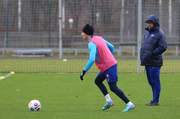 DEU, DFL, 2. FBL Hertha BSC, Training, 04.01.2024, Sportforum, Berlin, DEU, DFL, 2. FBL Hertha BSC, Training, im Bild Palko Dardai (Hertha BSC Berlin 27), Cheftrainer Pal Dardai (Hertha BSC Berlin) DFL - regulations prohibit any use of Photographs as image sequences and or quasi-video Foto: Juergen Engler nordphoto GmbH