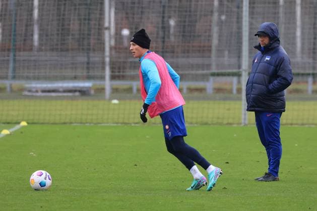 DEU, DFL, 2. FBL Hertha BSC, Training, 04.01.2024, Sportforum, Berlin, DEU, DFL, 2. FBL Hertha BSC, Training, im Bild Palko Dardai (Hertha BSC Berlin 27), Cheftrainer Pal Dardai (Hertha BSC Berlin) DFL - regulations prohibit any use of Photographs as image sequences and or quasi-video Foto: Juergen Engler nordphoto GmbH