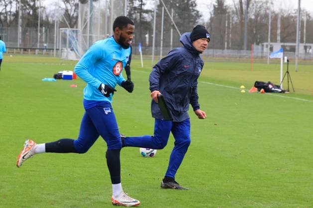 DEU, DFL, 2. FBL Hertha BSC, Training, 04.01.2024, Sportforum, Berlin, DEU, DFL, 2. FBL Hertha BSC, Training, im Bild Myziane Maolida (Hertha BSC Berlin 15), Konditionstrainer Hendrik Kuchno (Hertha BSC Berlin) DFL - regulations prohibit any use of Photographs as image sequences and or quasi-video Foto: Juergen Engler nordphoto GmbH