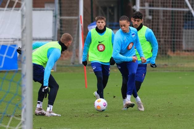 DEU, DFL, 2. FBL Hertha BSC, Training, 04.01.2024, Sportforum, Berlin, DEU, DFL, 2. FBL Hertha BSC, Training, im Bild Derry Scherhant (Hertha BSC Berlin 39), Andreas Bouchalakis (Hertha BSC Berlin 5), Gustav Christensen (Hertha BSC Berlin 26), Marton Dardai (Hertha BSC Berlin 31) DFL - regulations prohibit any use of Photographs as image sequences and or quasi-video Foto: Juergen Engler nordphoto GmbH