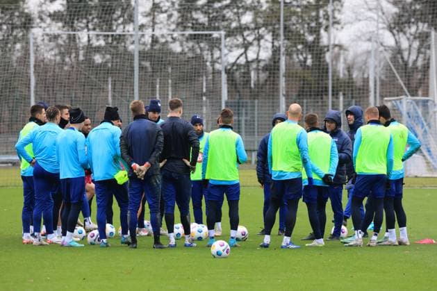 DEU, DFL, 2. FBL Hertha BSC, Training, 04.01.2024, Sportforum, Berlin, DEU, DFL, 2. FBL Hertha BSC, Training, im Bild Cheftrainer Pal Dardai (Hertha BSC Berlin), Hertha-Spielerkreis DFL - regulations prohibit any use of Photographs as image sequences and or quasi-video Foto: Juergen Engler nordphoto GmbH
